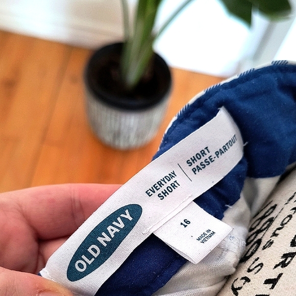 Old Navy Striped Blue and White Women's Shorts. Size 16. Great Condition. - Picture 2 of 6